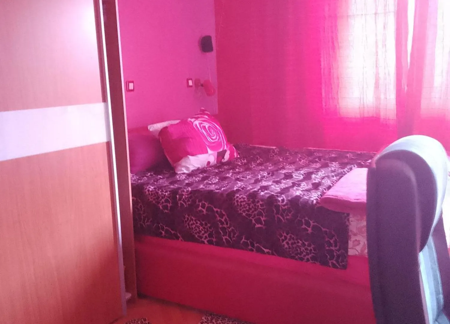 Pinky City Life Split Apartment